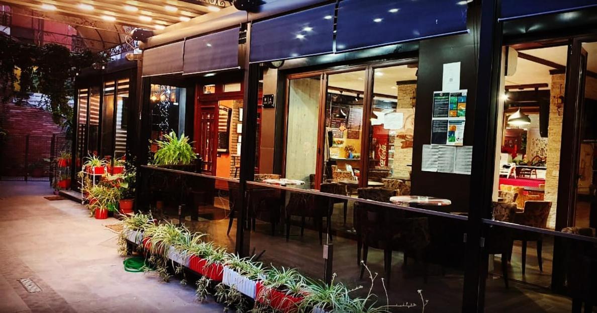 Hotel Livia Тирана Экстерьер фото