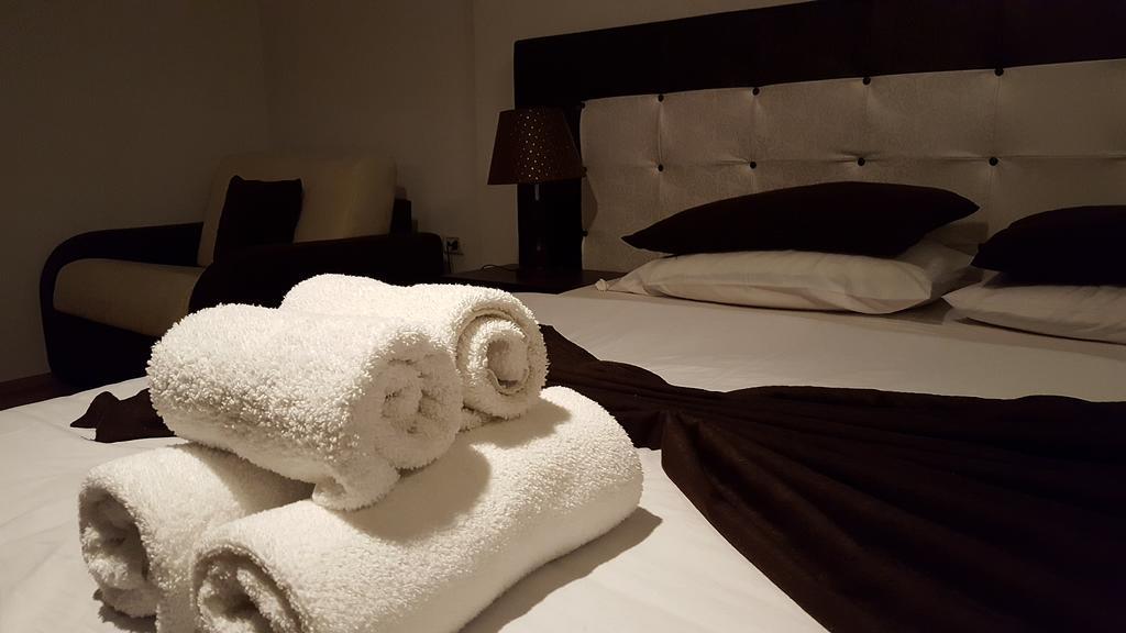 Hotel Livia Тирана Экстерьер фото