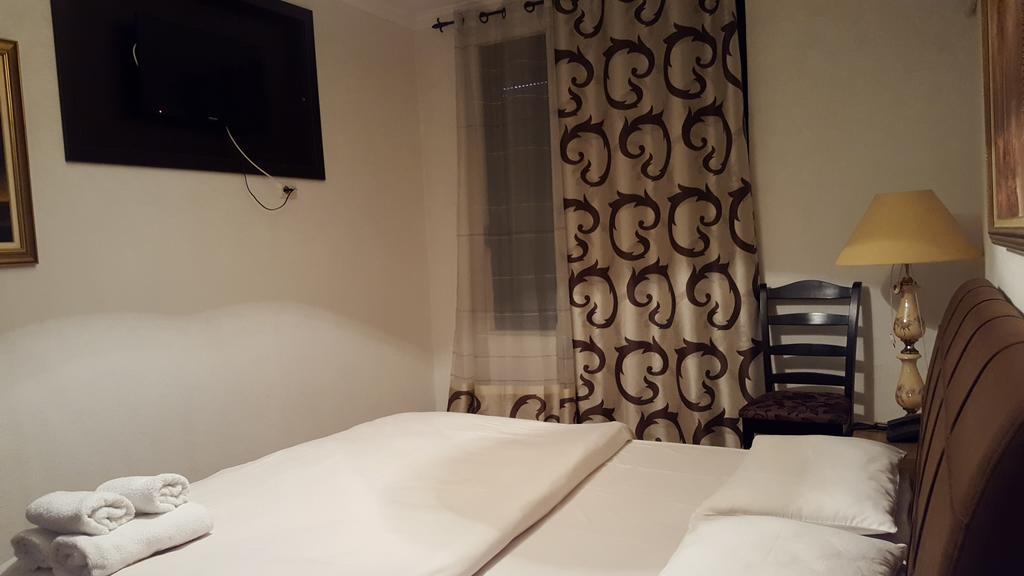 Hotel Livia Тирана Экстерьер фото
