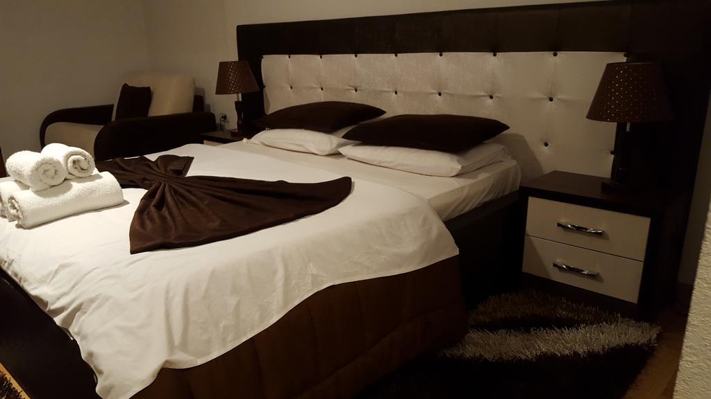 Hotel Livia Тирана Экстерьер фото