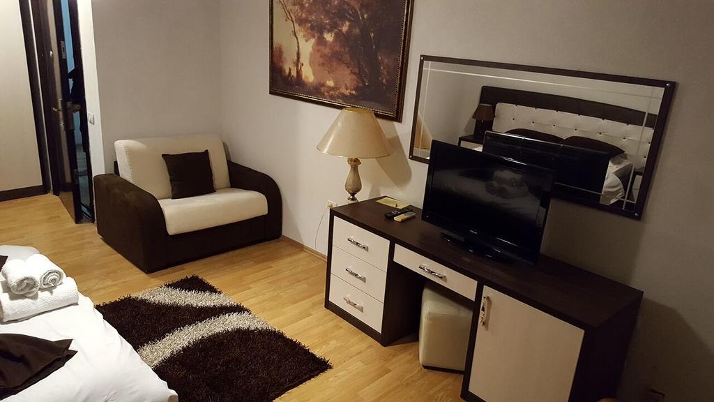Hotel Livia Тирана Экстерьер фото