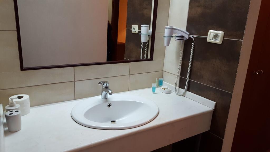 Hotel Livia Тирана Экстерьер фото