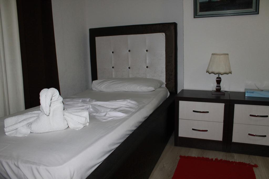 Hotel Livia Тирана Экстерьер фото