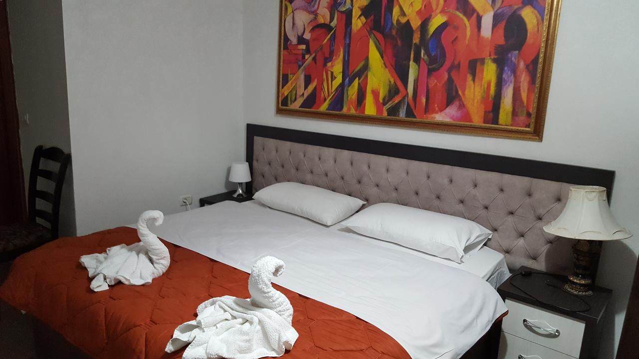 Hotel Livia Тирана Экстерьер фото