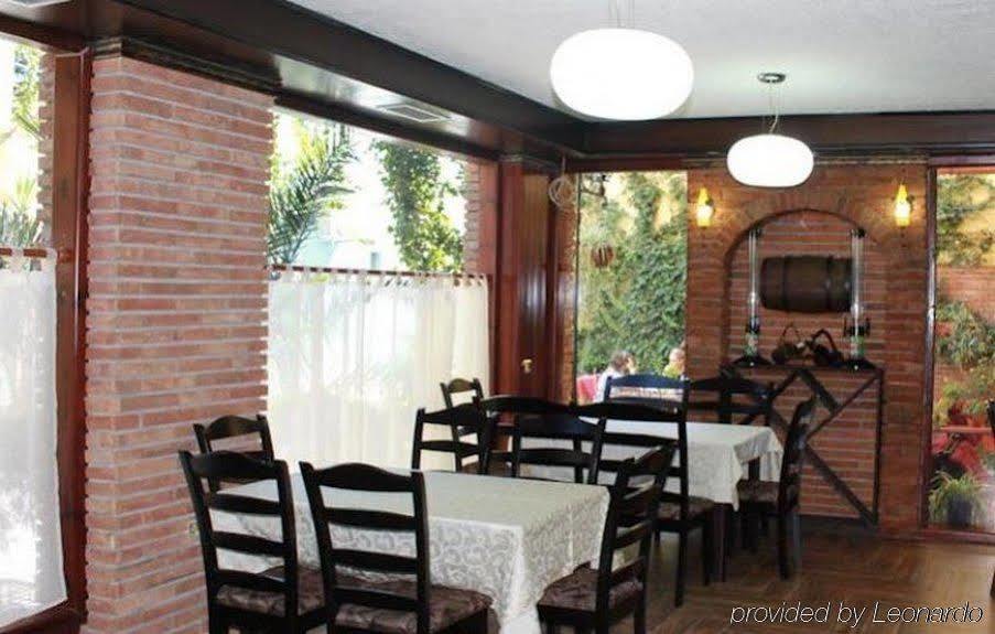 Hotel Livia Тирана Экстерьер фото