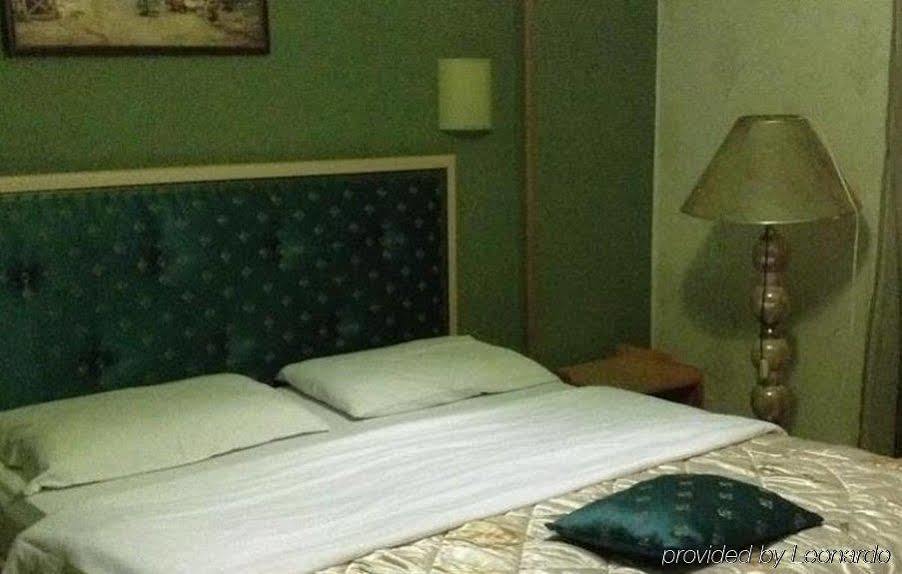 Hotel Livia Тирана Экстерьер фото