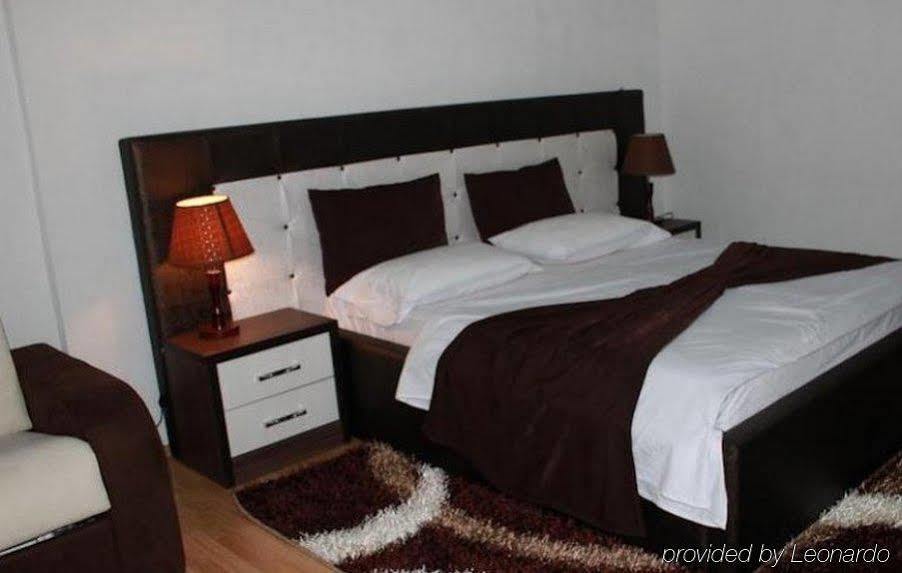 Hotel Livia Тирана Экстерьер фото