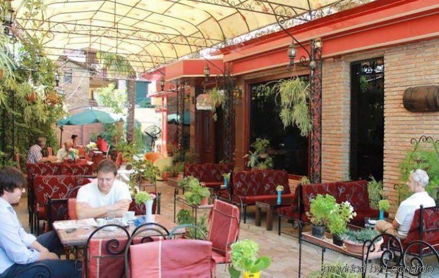 Hotel Livia Тирана Экстерьер фото